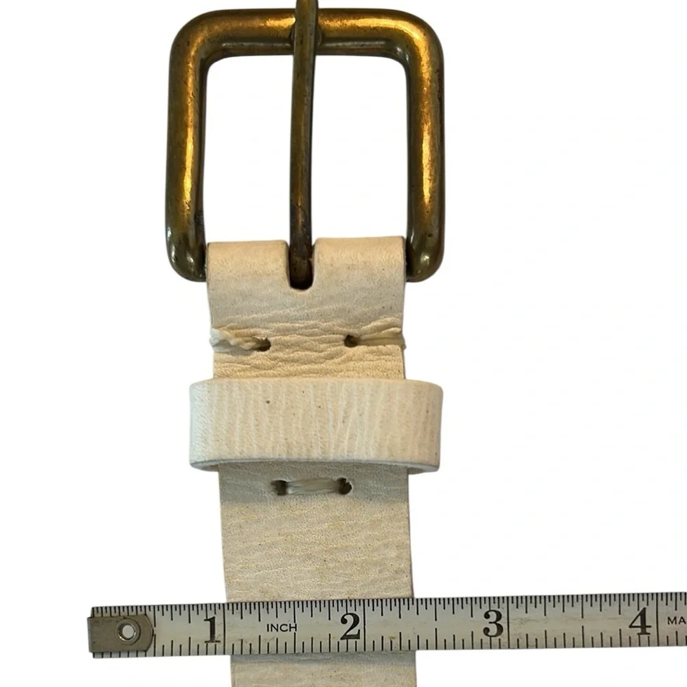 Stick & Ball‎ Corrento Size Large off white leather polo belt. Brass buckle.